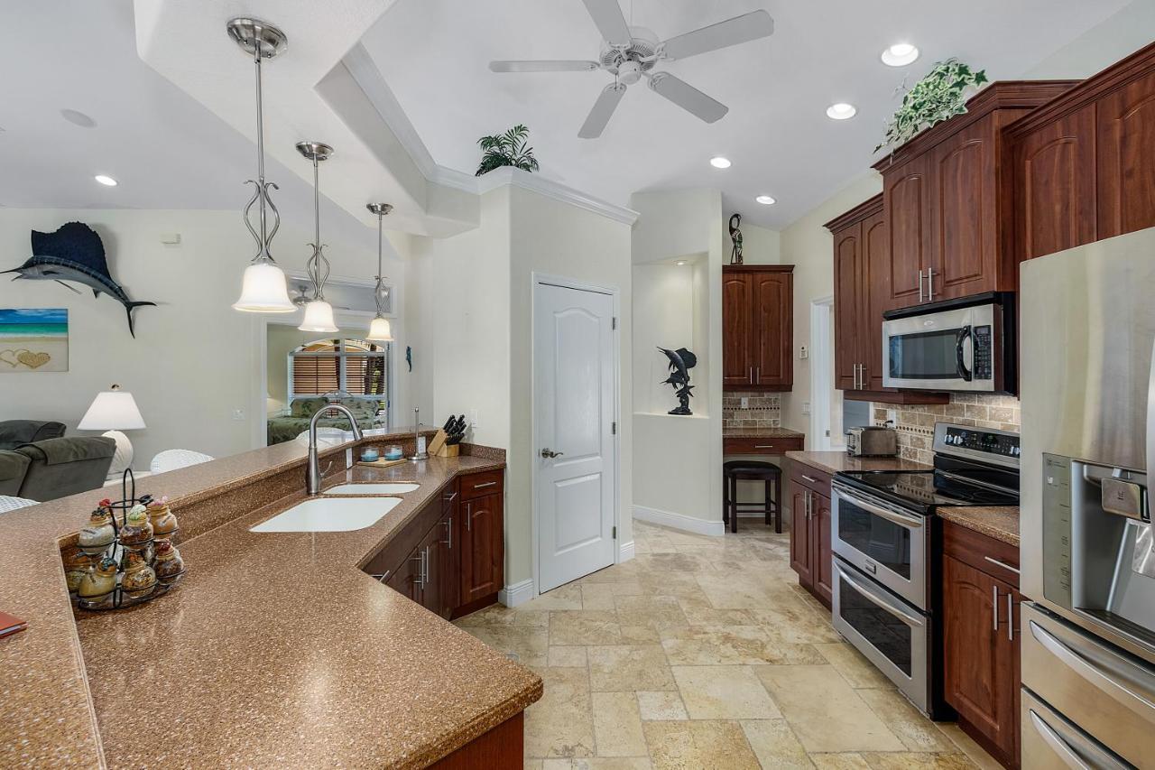 Luxury Home, Hot Tub, Heated Pool, Tiki Bar - Spain Cape Coral