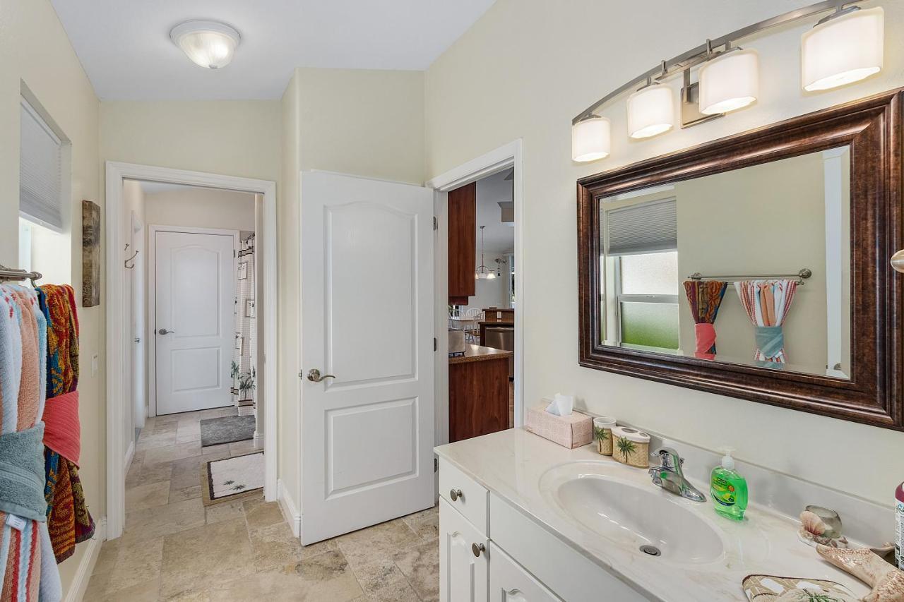 Luxury Home, Hot Tub, Heated Pool, Tiki Bar - Spain Hébergement de vacances Cape Coral