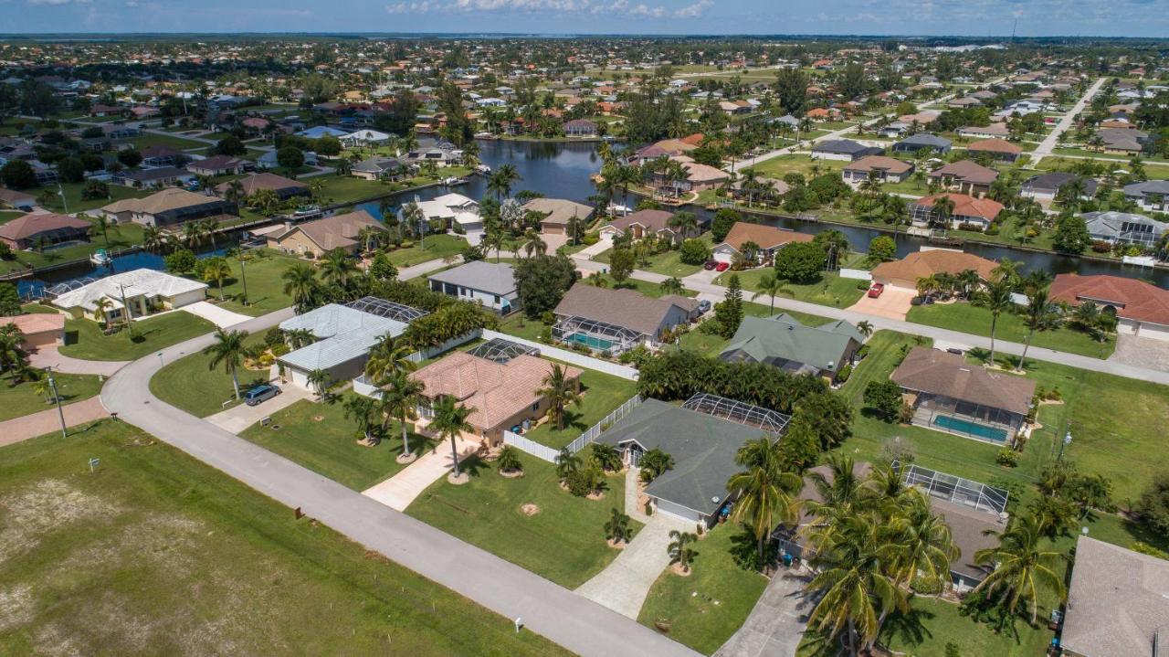 Luxury Home, Hot Tub, Heated Pool, Tiki Bar - Spain Hébergement de vacances Cape Coral
